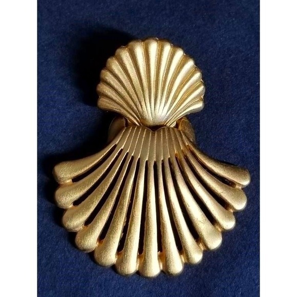 ANNE KLEIN COUTURE Jewelry, Vintage Signed Matte Gold Fan Scallop Shell Earrings - Picture 7 of 7